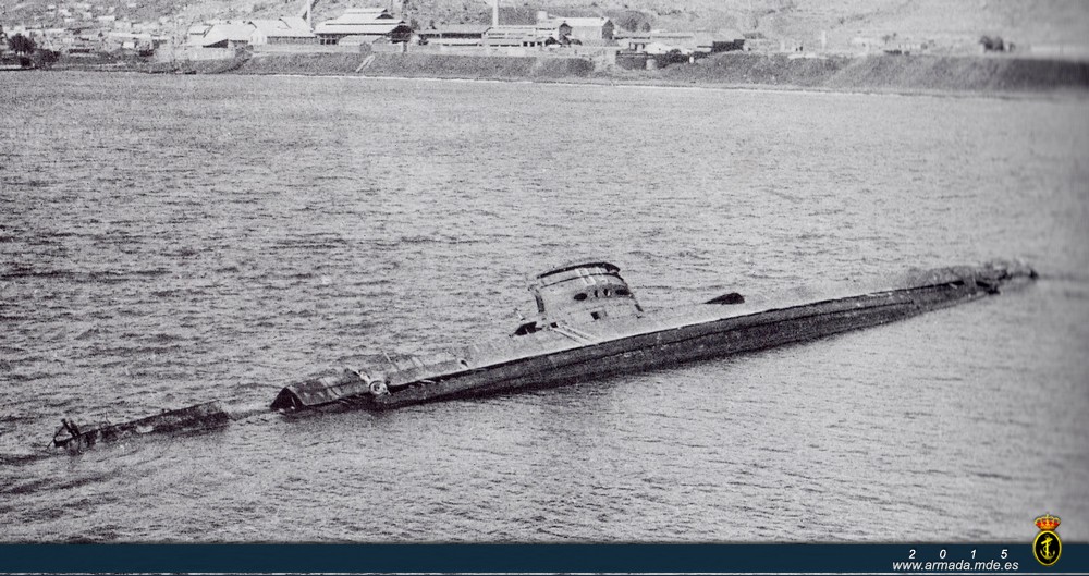 El submarino B-4 varado en la bahía de Portman al final de la guerra. El submarino fue alcanzado durante un bombardeo aéreo en Cartagena a principios de 1937, como consecuencia de las averías sería dado de baja en marzo del mismo año.